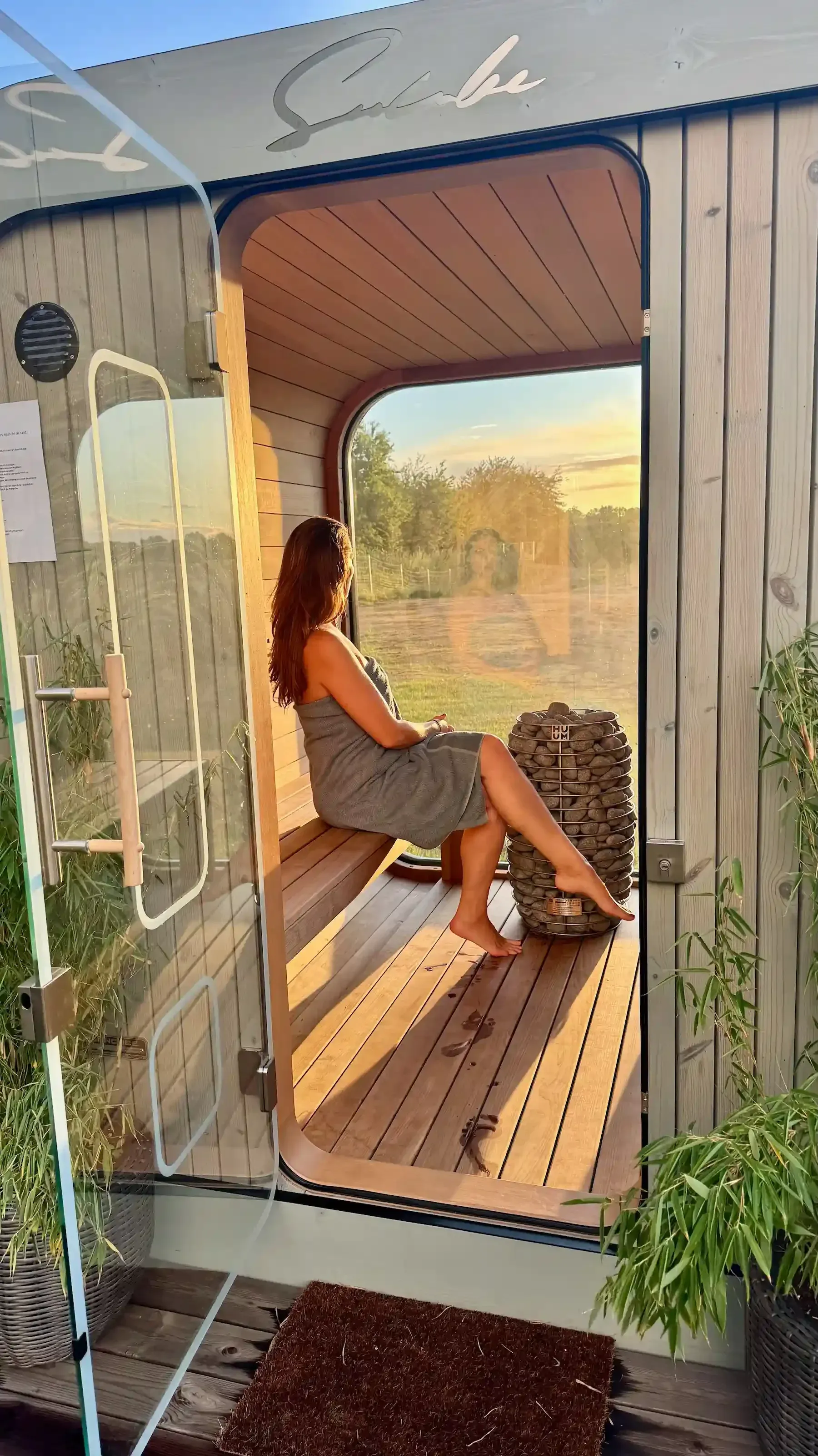 Sauna-in-natur-ostsee-baumhaus-hotel.webp