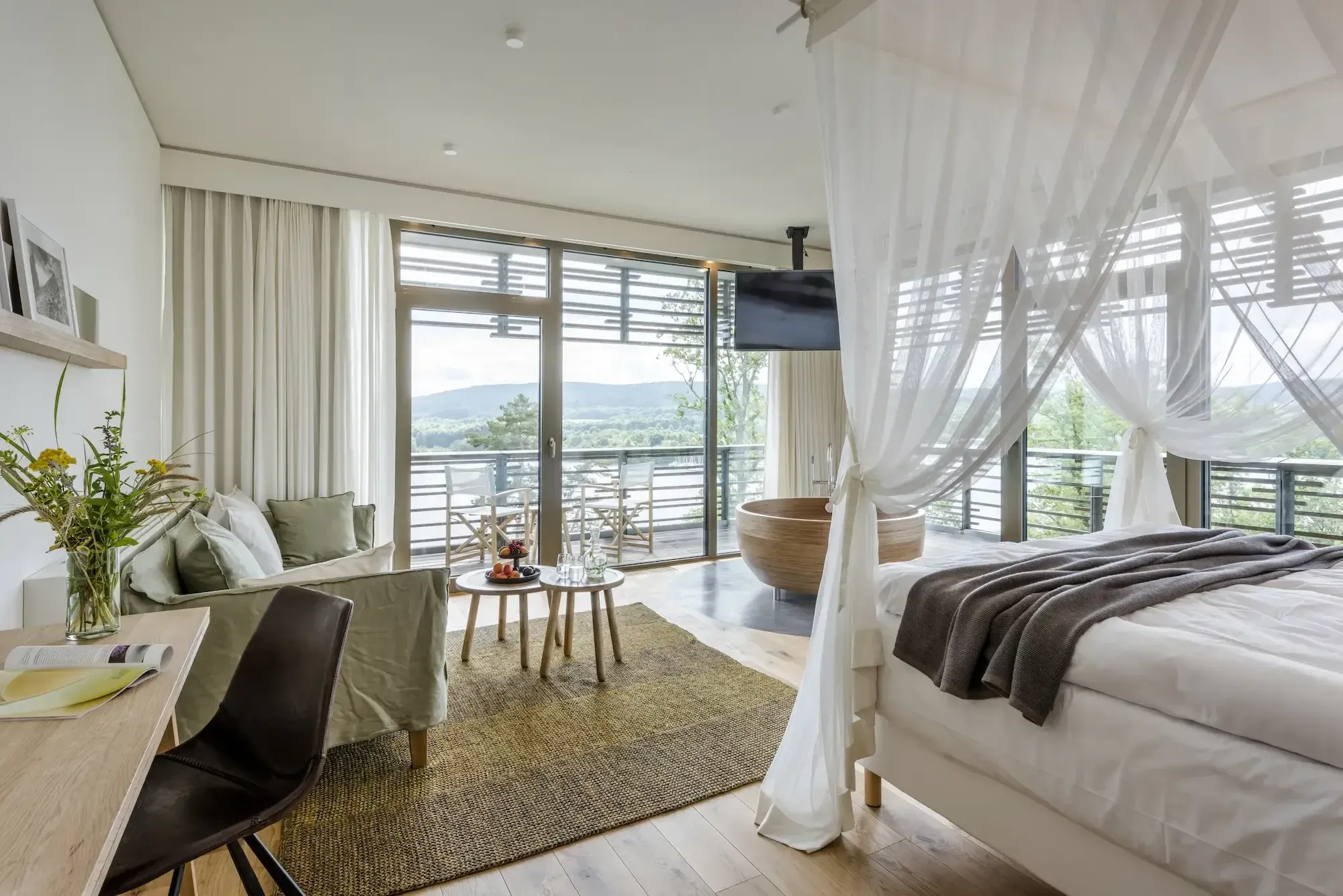 Suite Zimmer Yoga Hotel Deutschland mit Blick auf den See