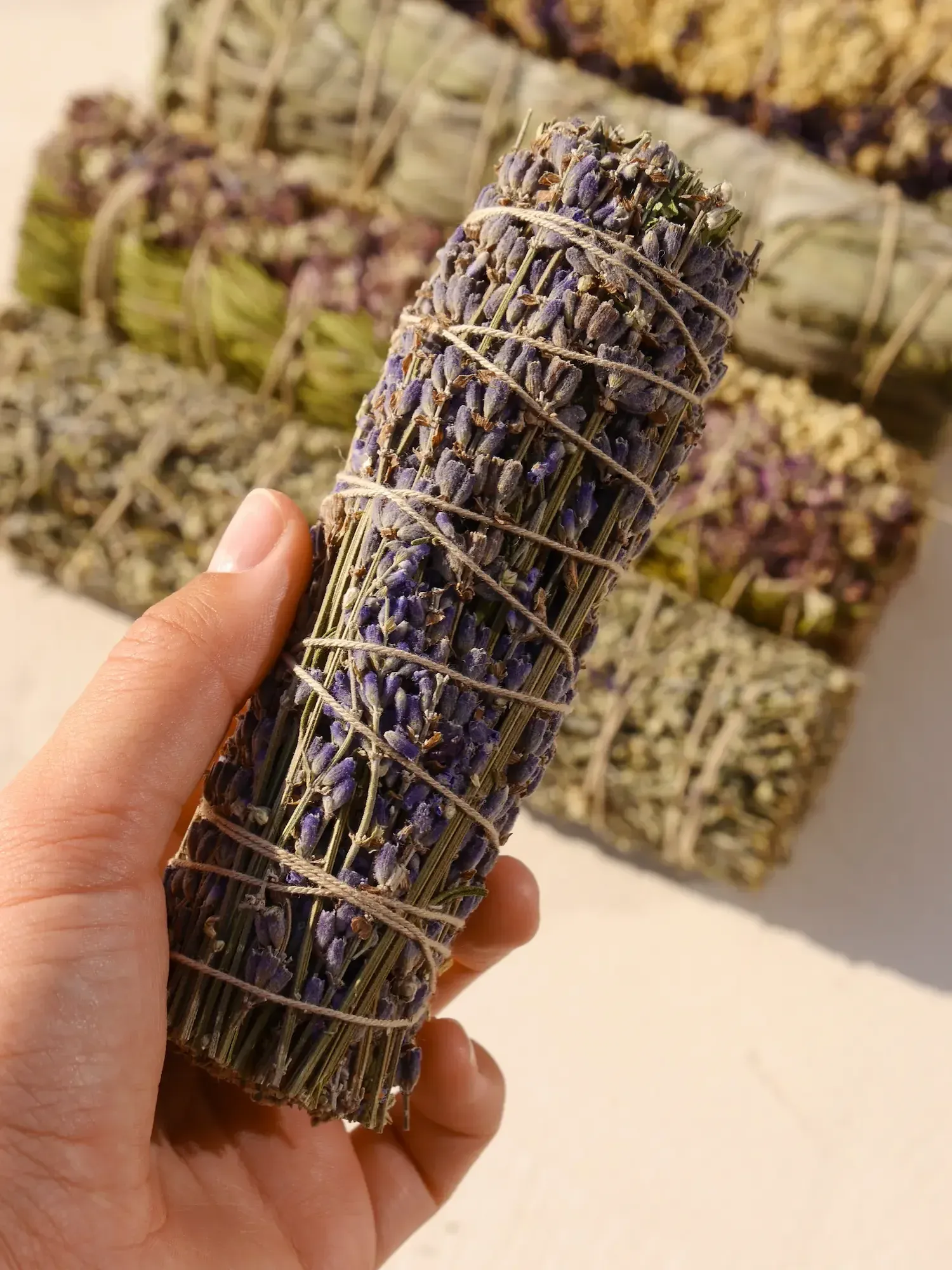 Räucherbündel Lavendel in Nahaufnahme für beruhigende Räucherrituale