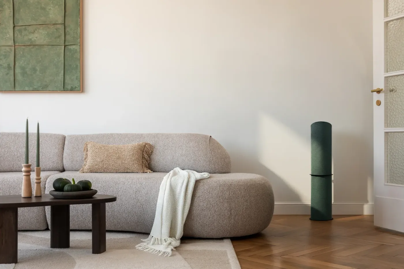 MatBase freistehend mit grüner Yogamatte im hellen Wohnzimmer neben dem Sofa