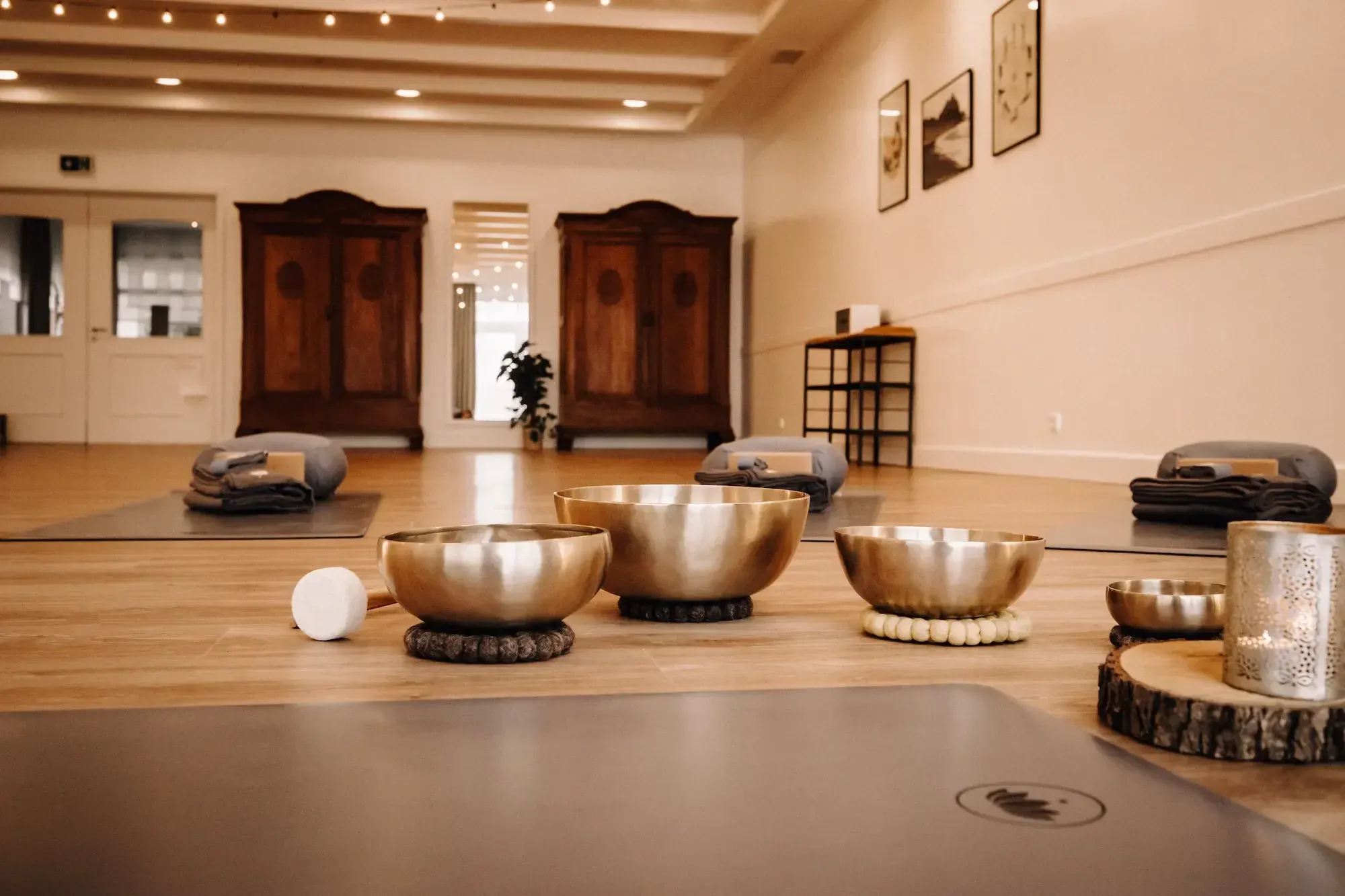 Yogaraum im Okelmanns Yoga Hotel für Retreats mit Klangschale