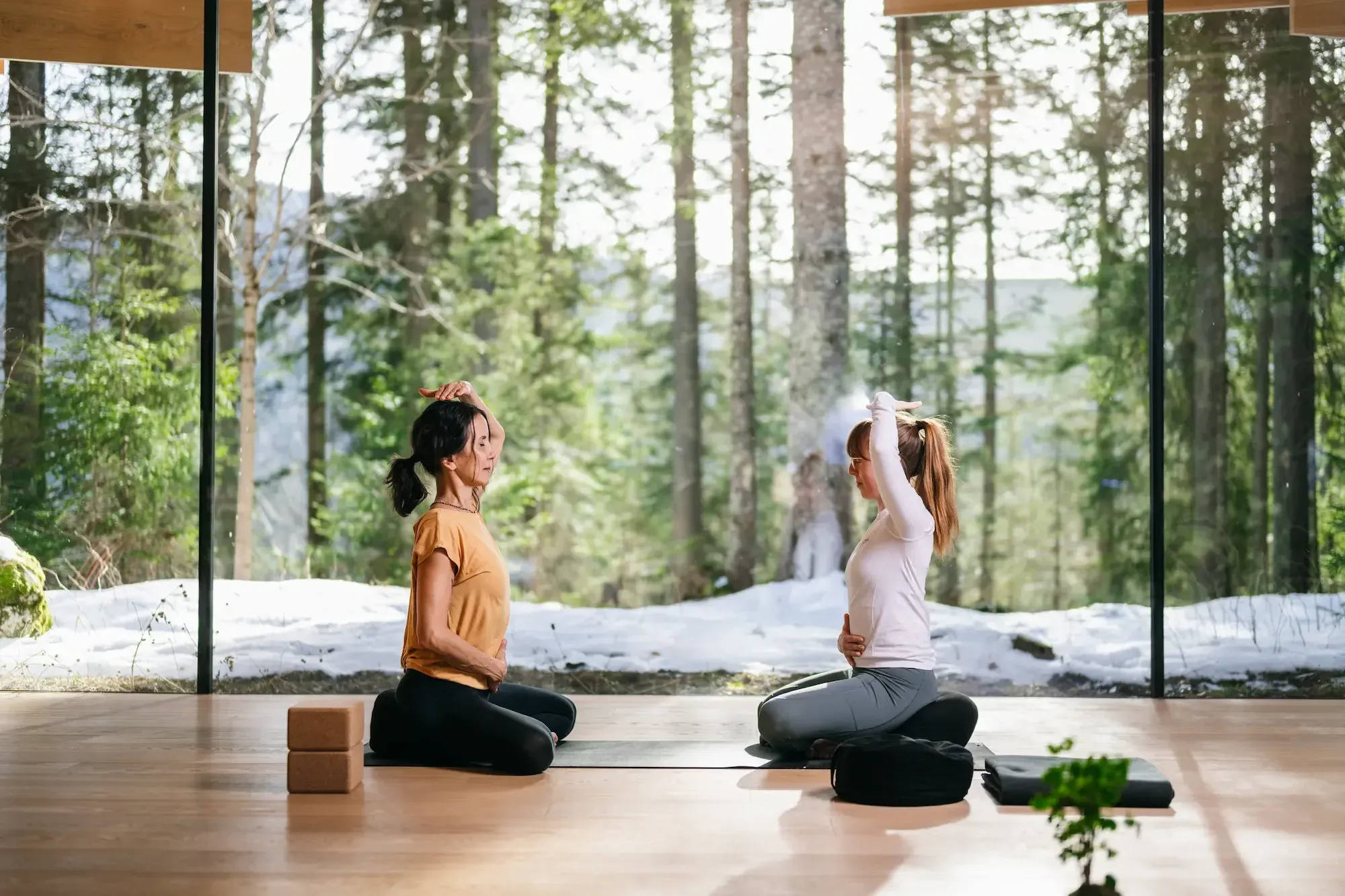 Yogaraum mit viel Licht und Pranayama Praktizierenden
